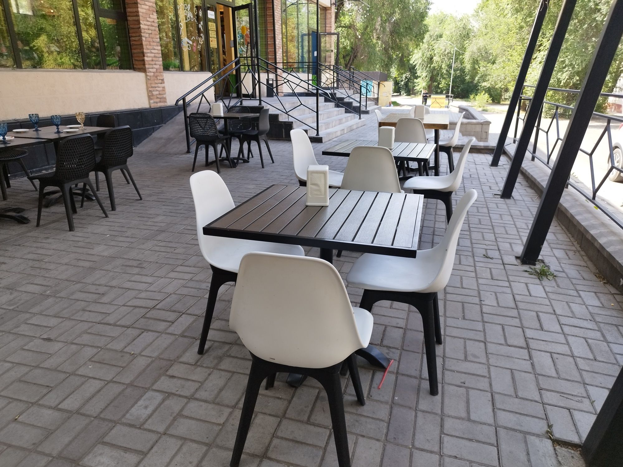 Пластиковые столы,стулья для кафе ,ресторанов