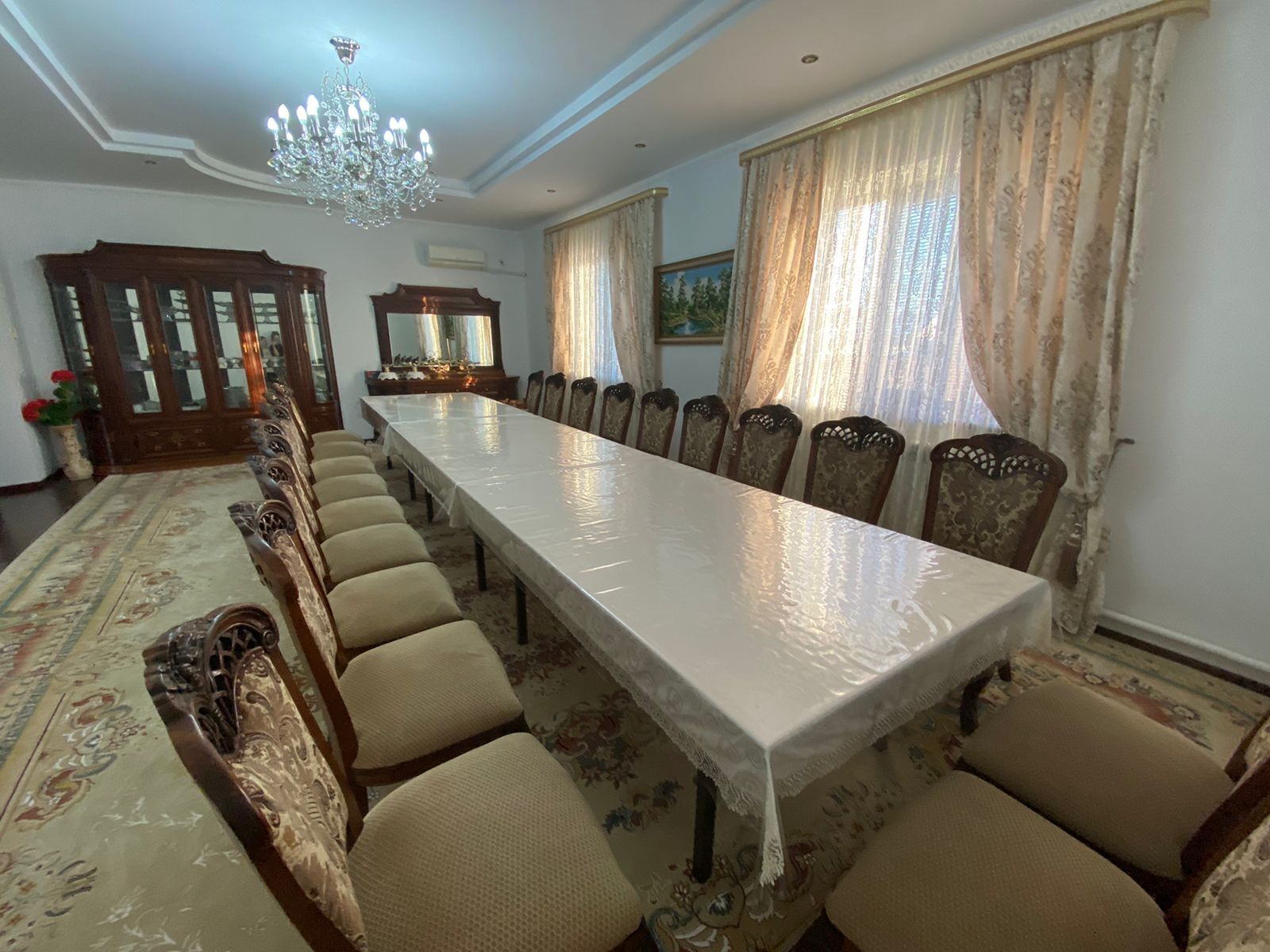 3 больших стола, 20 стульев