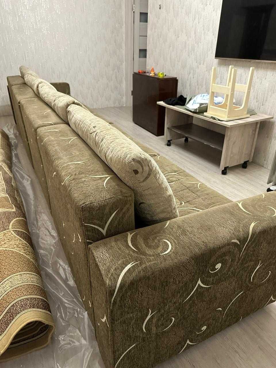 Продам Диван, длина - 4 метра, ширина - 90 см