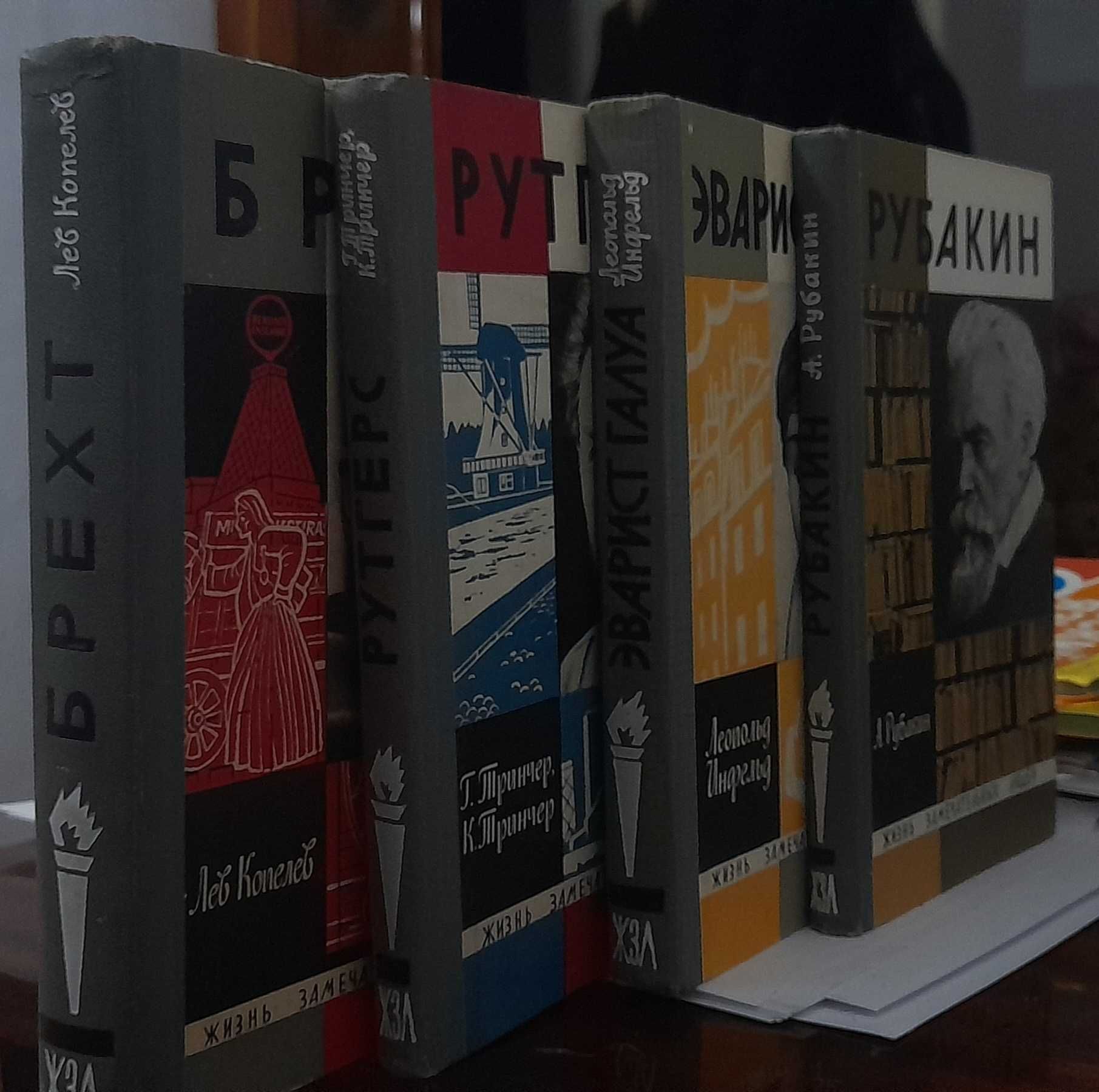 Книги , цена договорная, в подаро цветные закладки для книг