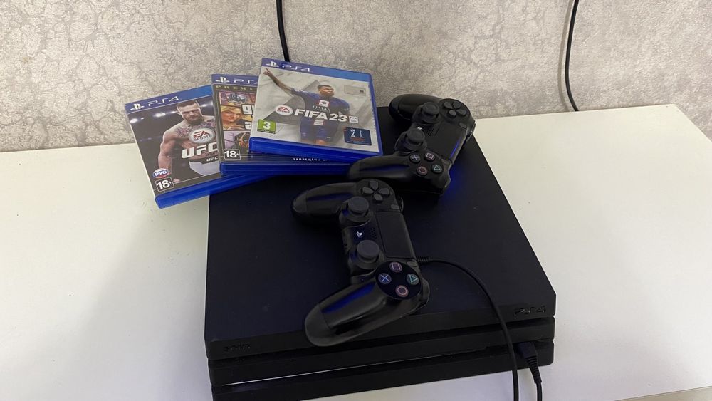 Продается ps4 pro 2 джойстика и фифа25, гта, юфс3, призрак цусимы