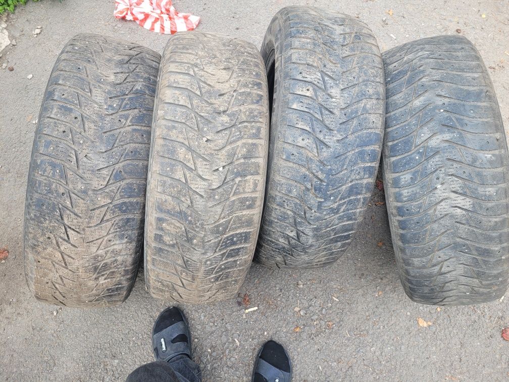 Продам резину 215-65-R16