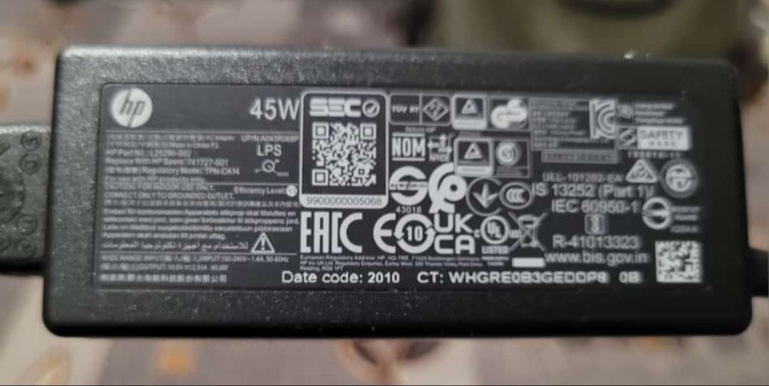 Продам  новый оригинальный  зарядный  устройство от HP 250 G7