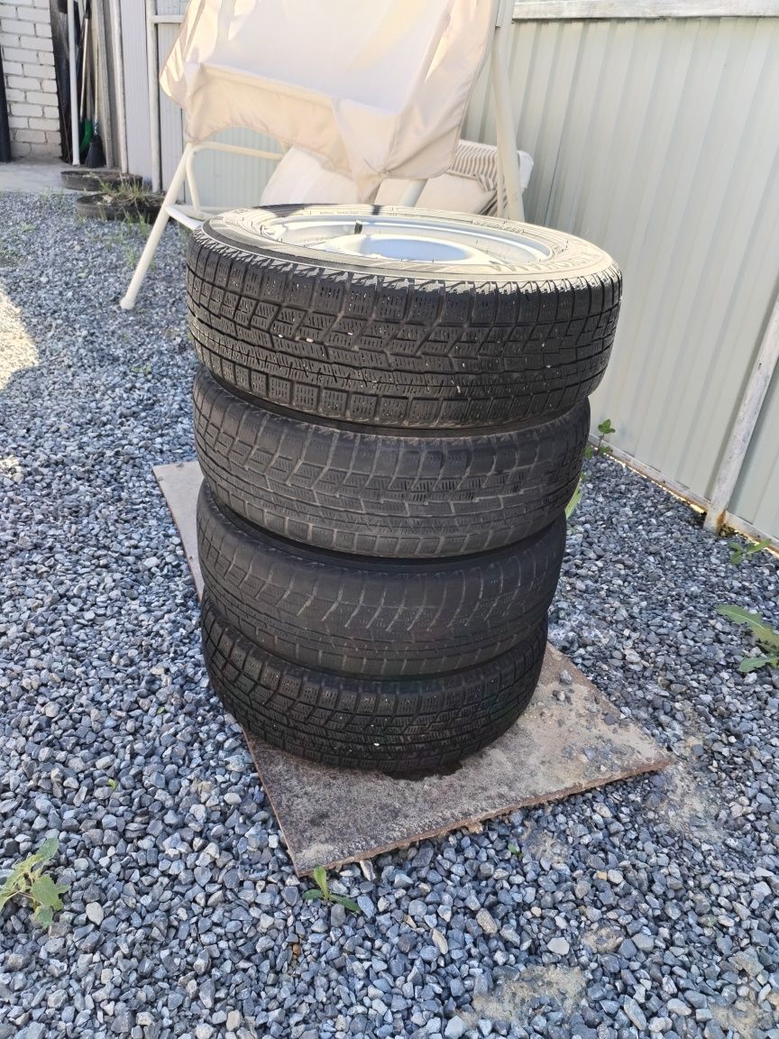 Продам комплект шин YOKOHAMA 175/65/R14 в идеальном состоянии