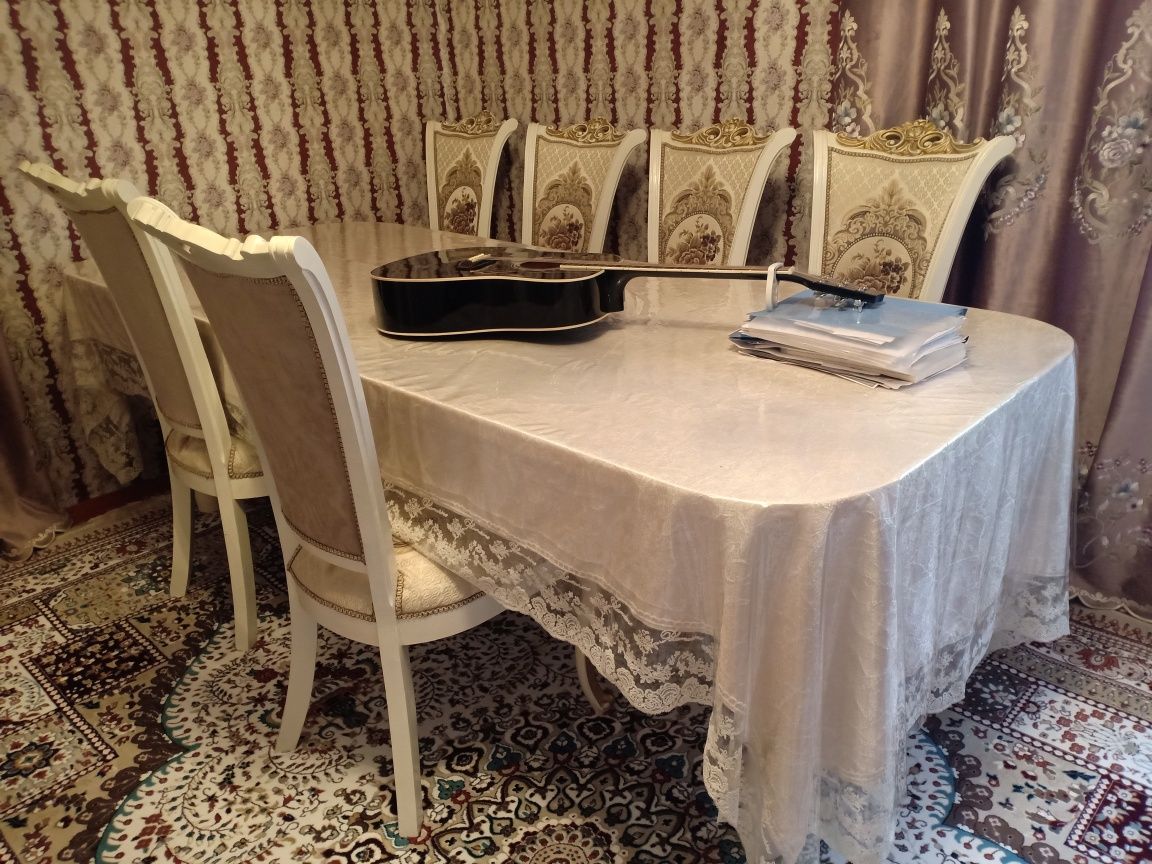 Овальный стол со стульями