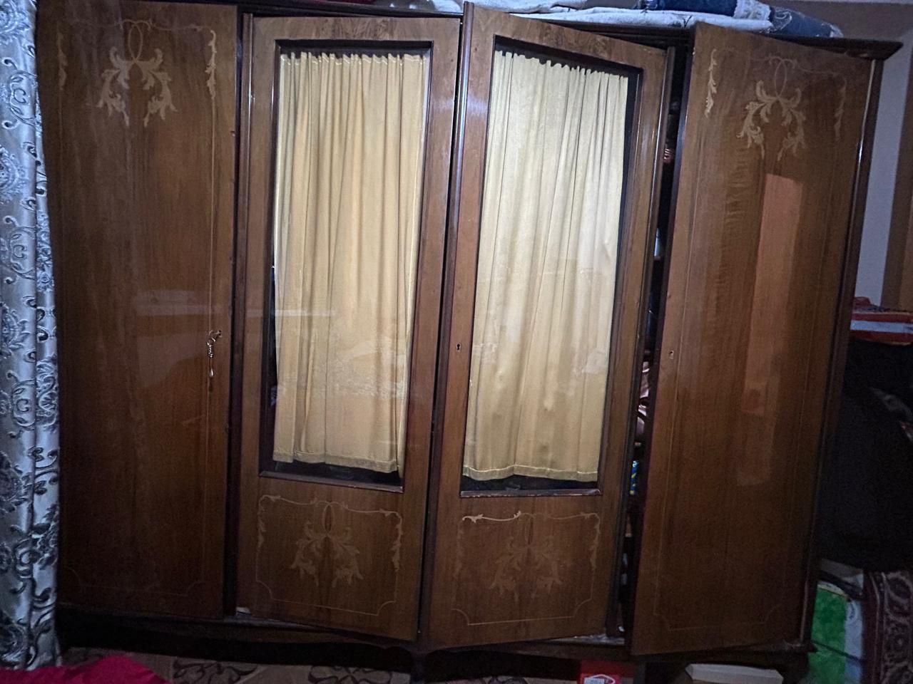 Антикварный шкаф