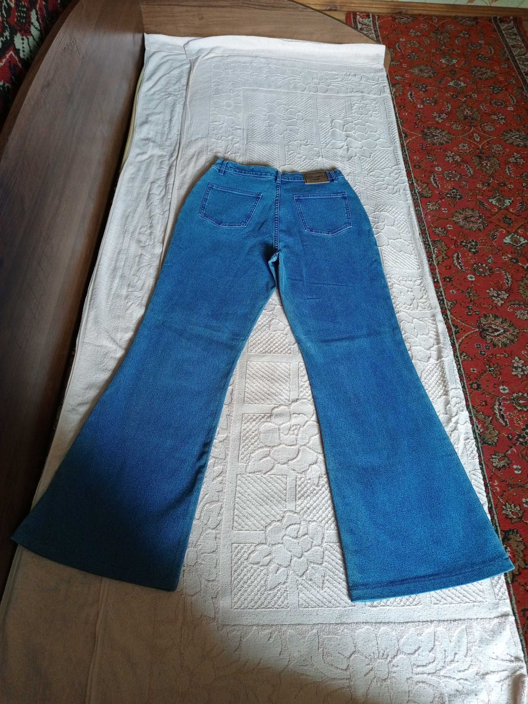 Продам женские джинсы