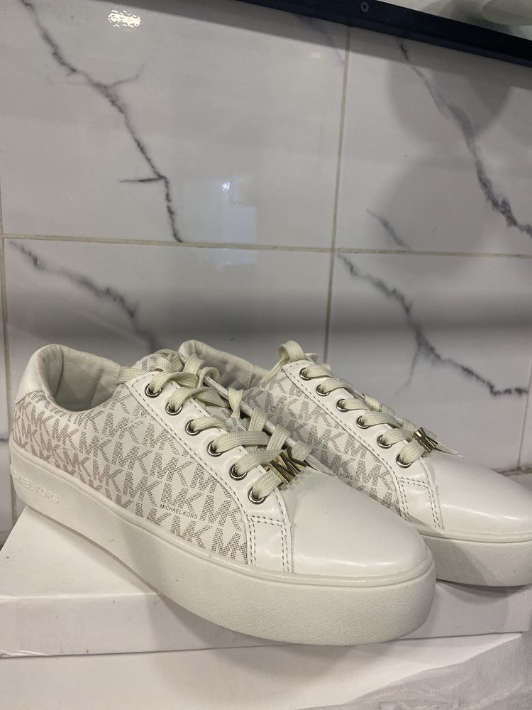 Продам новые кроссовки от Мichael Kors