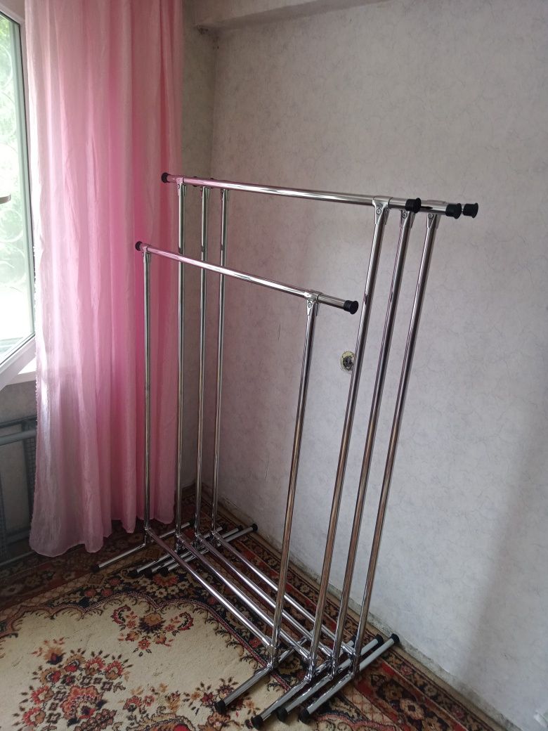 Продам Вешалки напольные новые разбираються