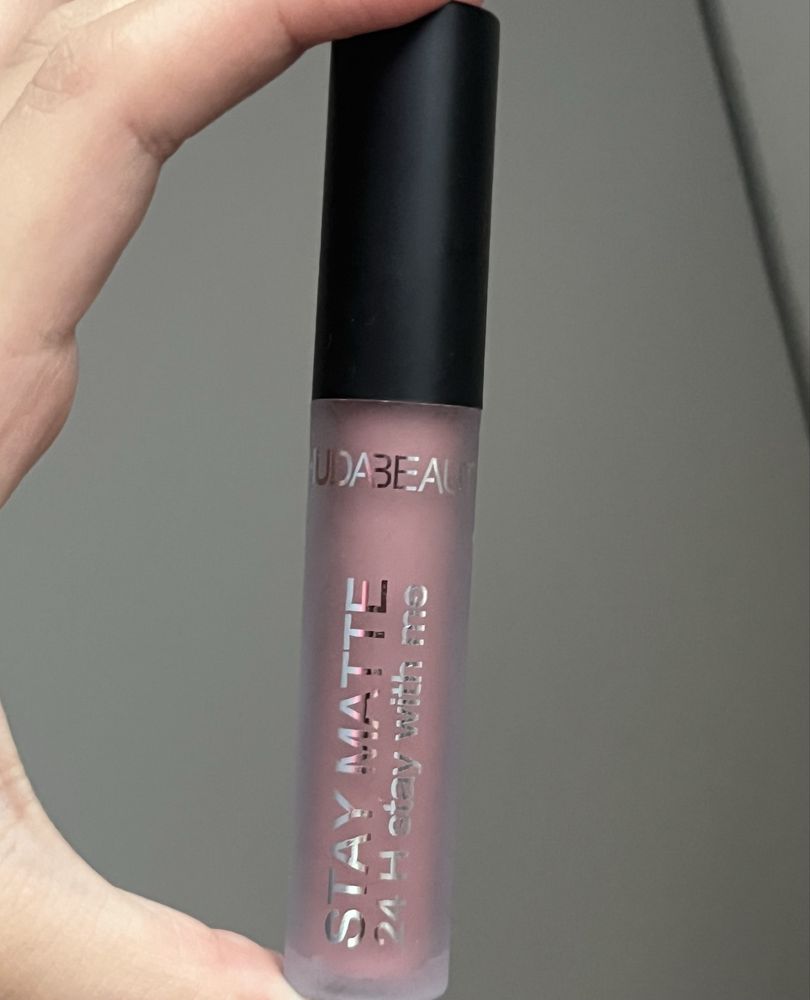 матовая помада в красивом оттенке от HUDABEAUTY