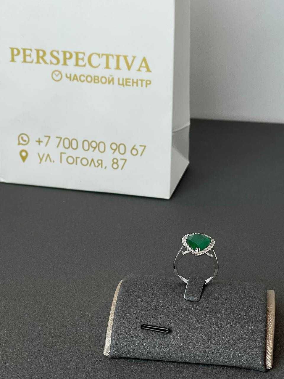Золотое кольцо, бриллианты и изумруд 17,5 размер