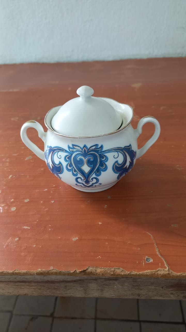 Продам фарфоровые тарелки, чайники, сахарницы