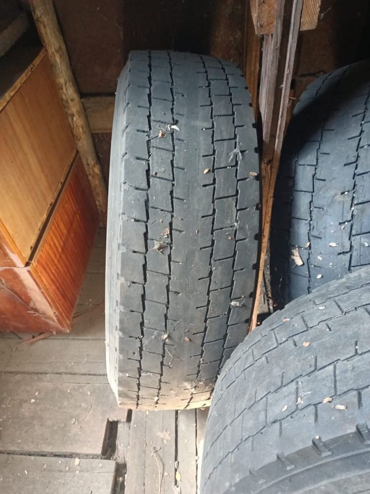 Продам шины на грузовую машину