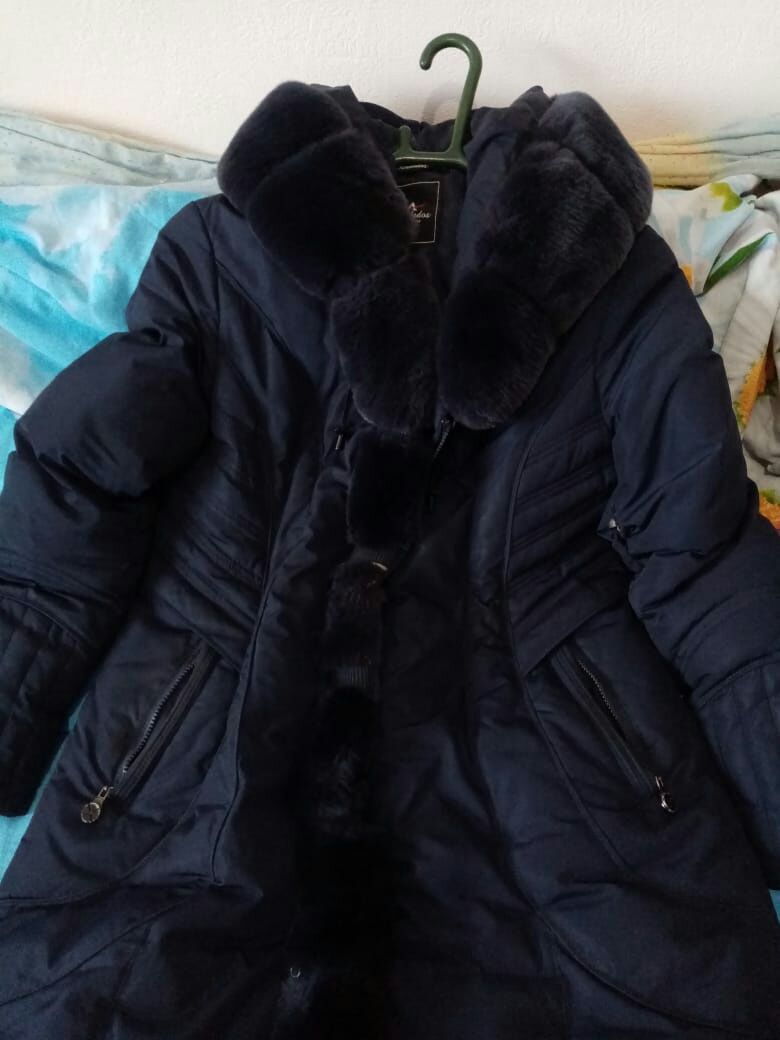 Женское зимнее пальто размер48-50.Мех съёмный.Теплое,не продувает