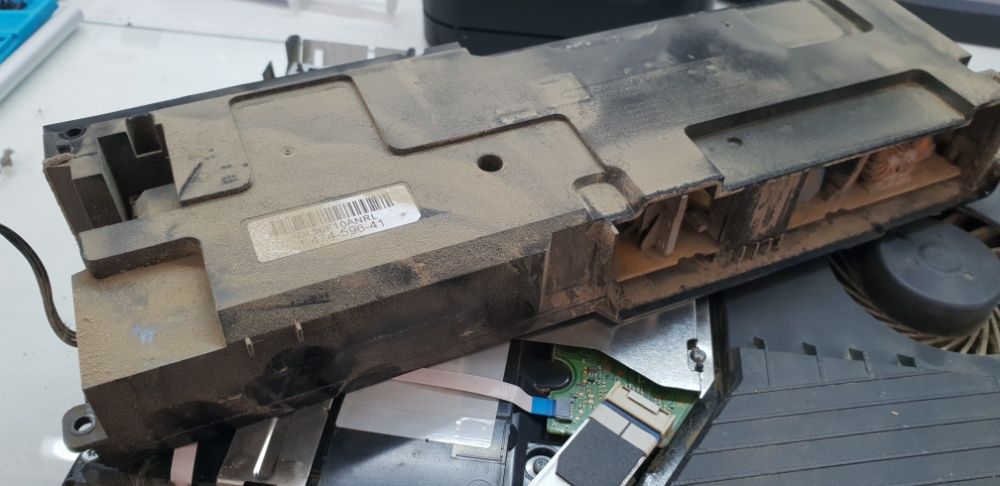 PS4/PS5 шумит и греется? Это первый звонок к поломке! Чистка за 1 час!