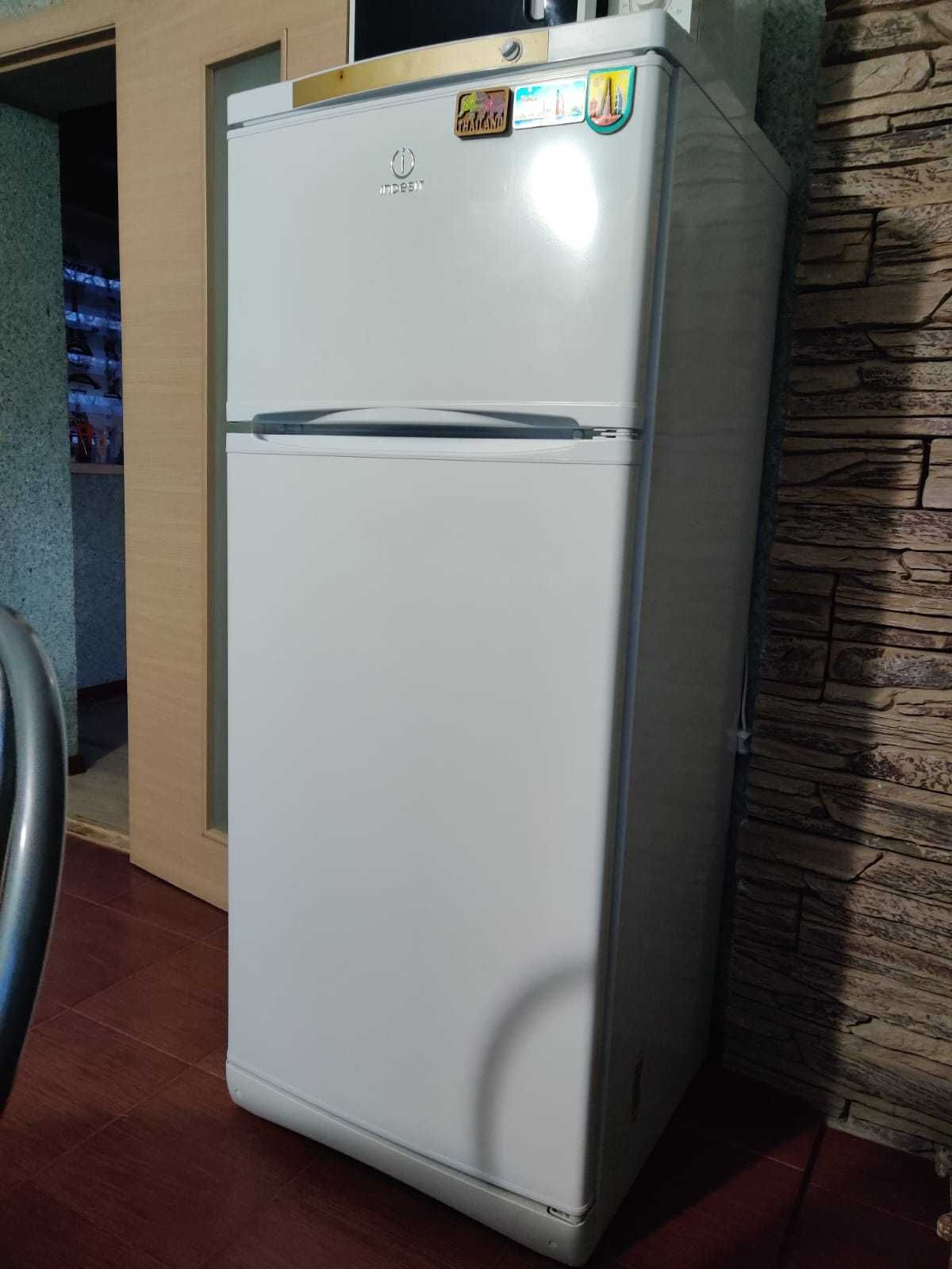Холодильник Indesit