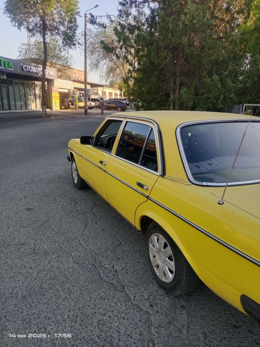 Автомобиль , Мерседес Бенс 1982 года выпуска в отличном состоянии