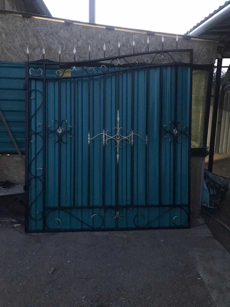 Распашные ворота из профнастила(откатные). Заборы. навесы, балконы.