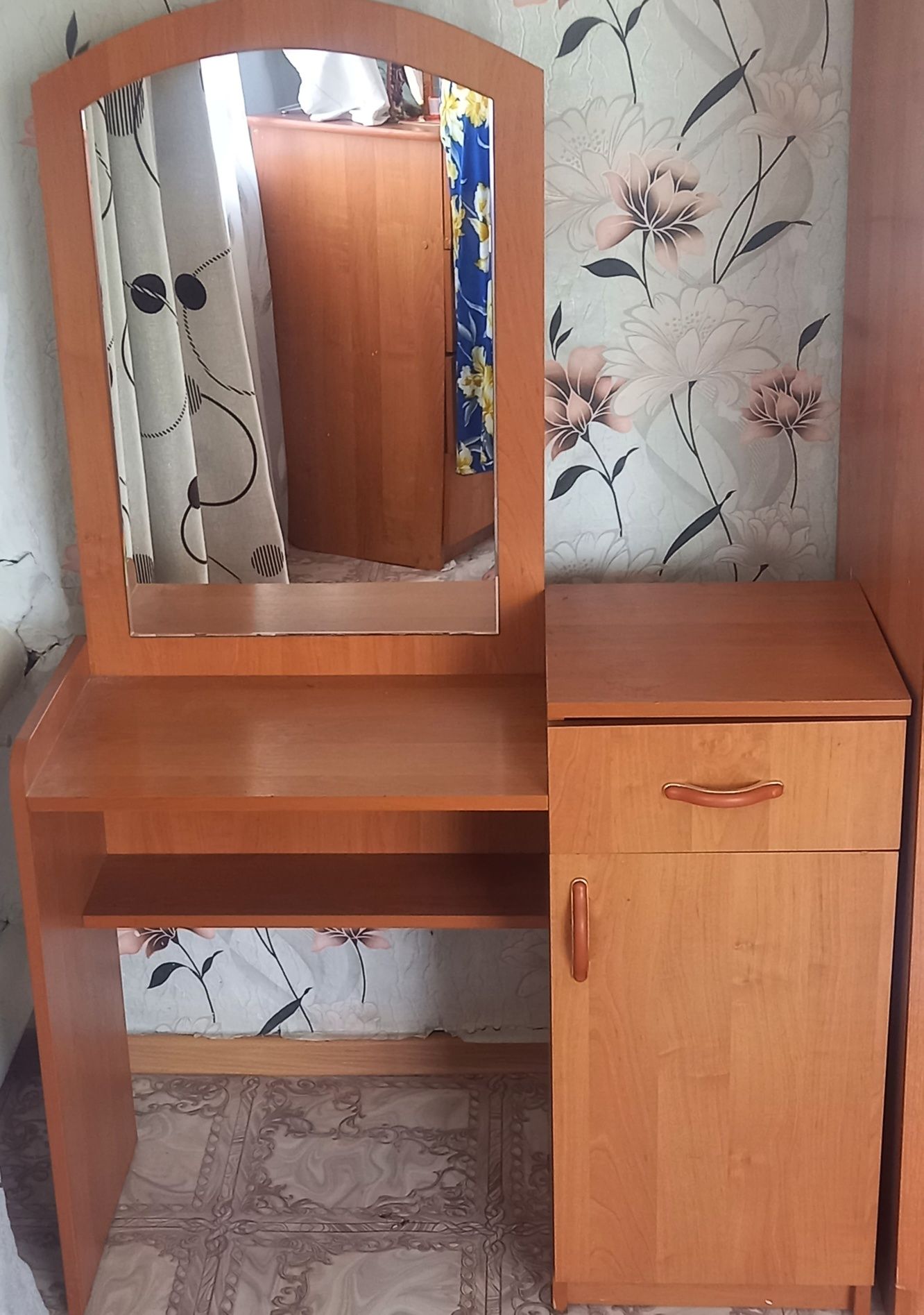 Продам трюмо б/у