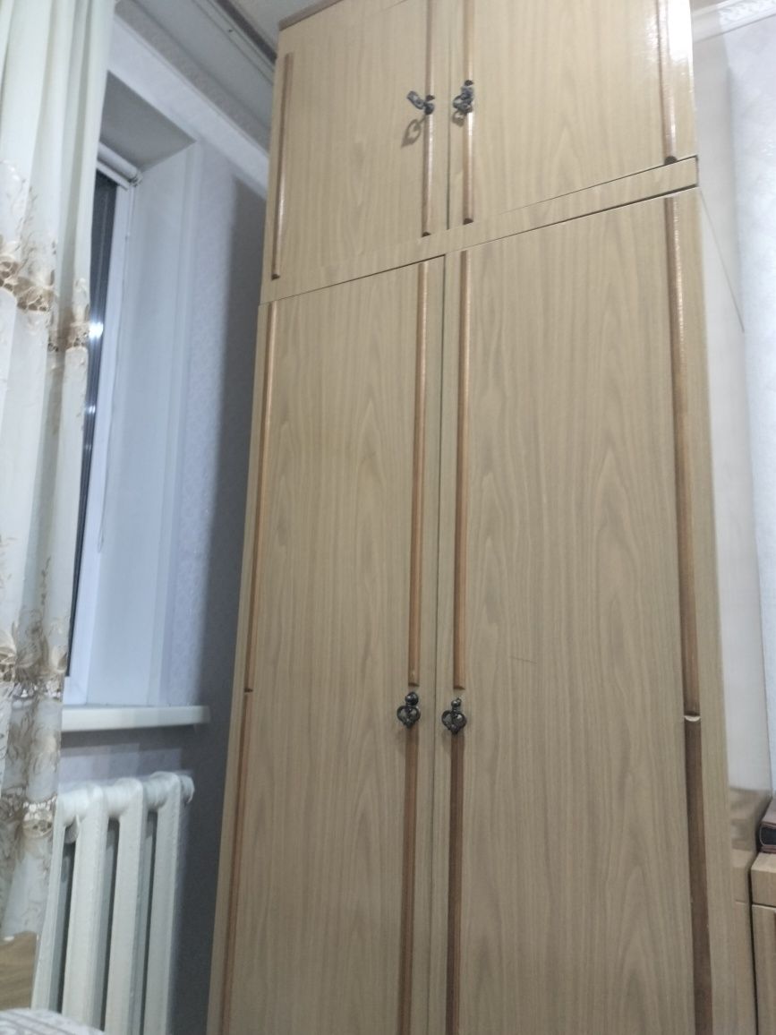продам шкаф высокий почти до потолка