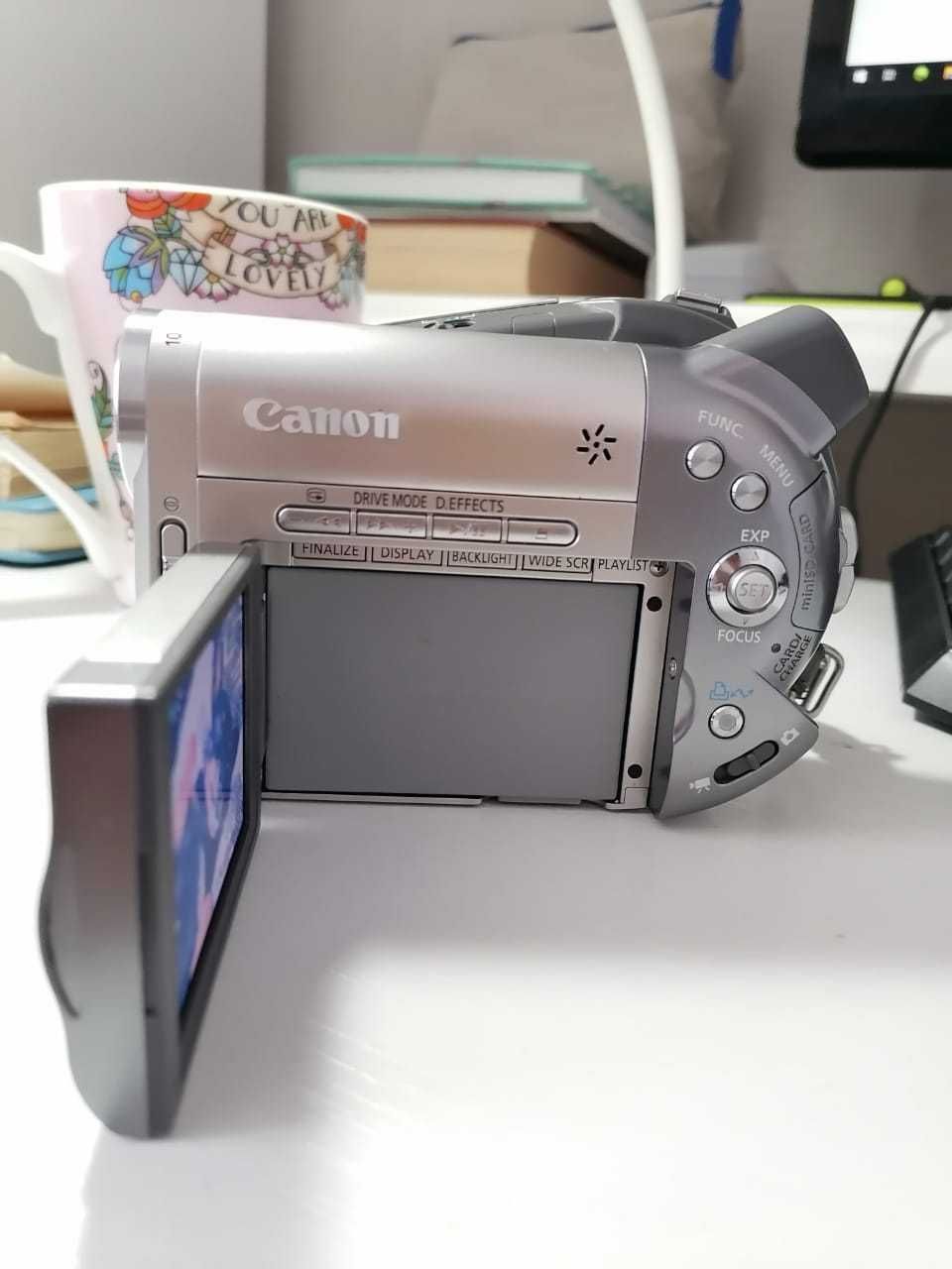 Продам видеокамеру Canon DC10