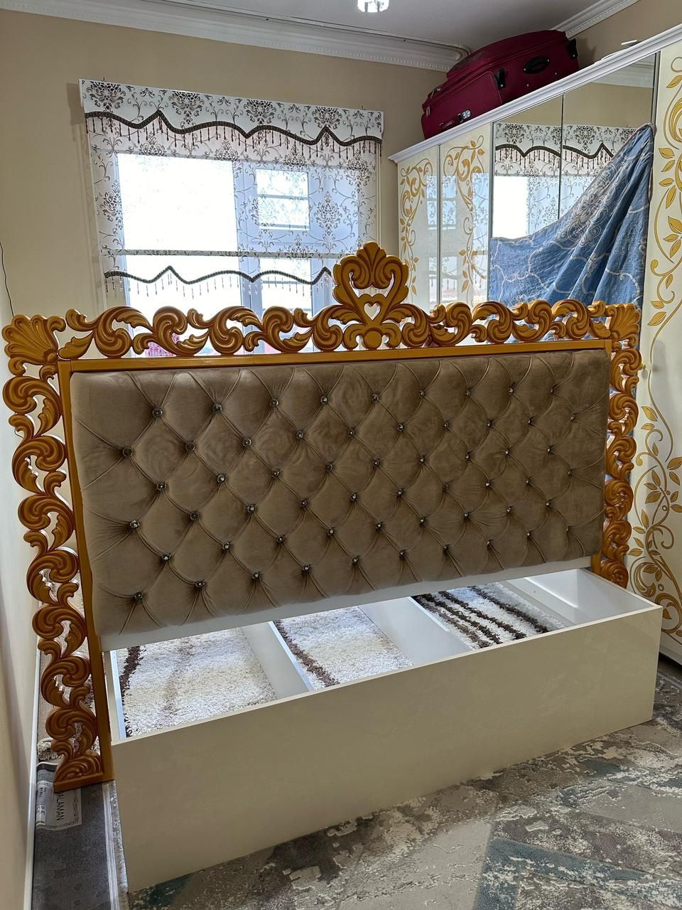 Спальный кровать, көп пайдаланылмаған, саудасы бар