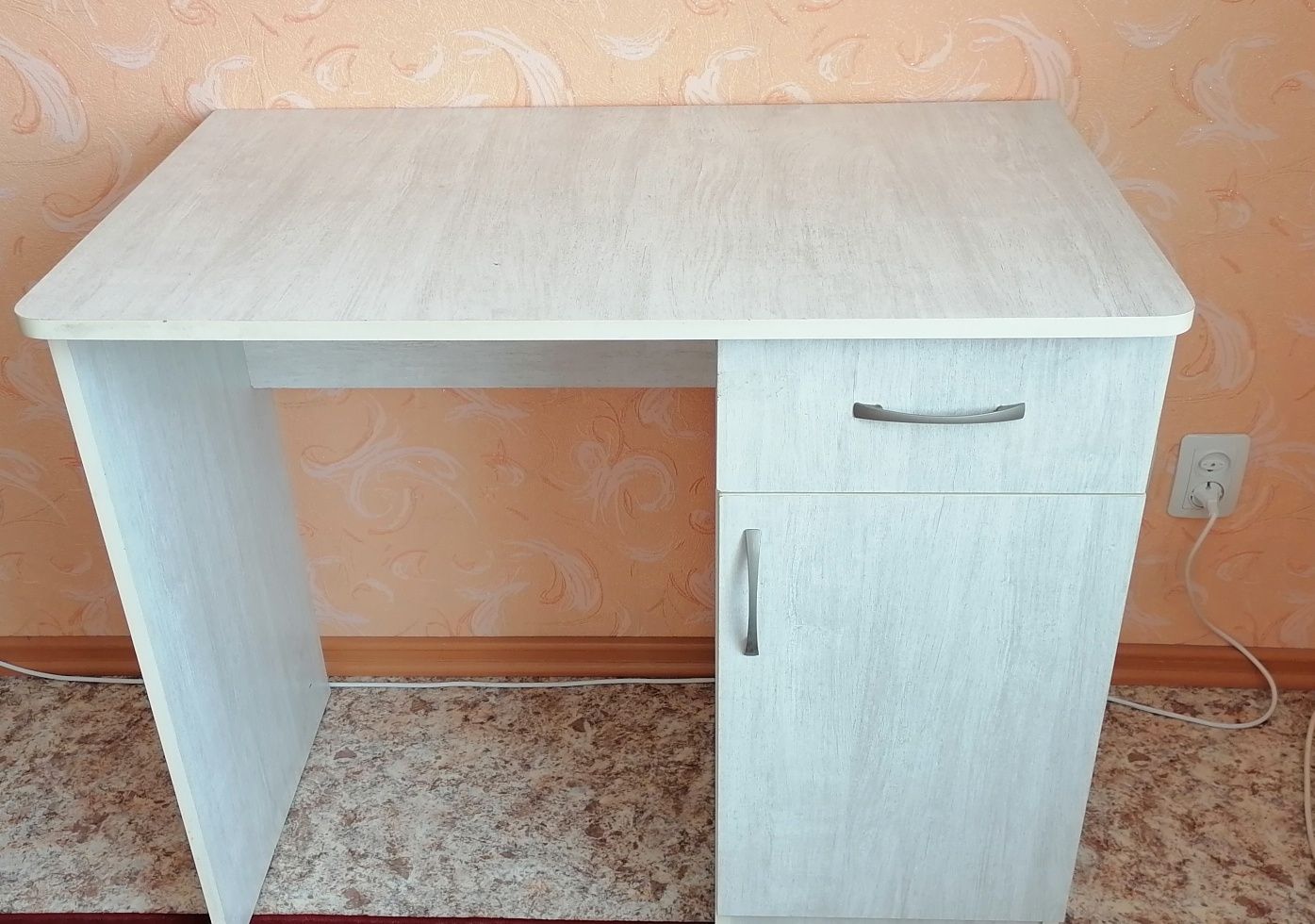 Продаётся письменный, компьютерный стол
