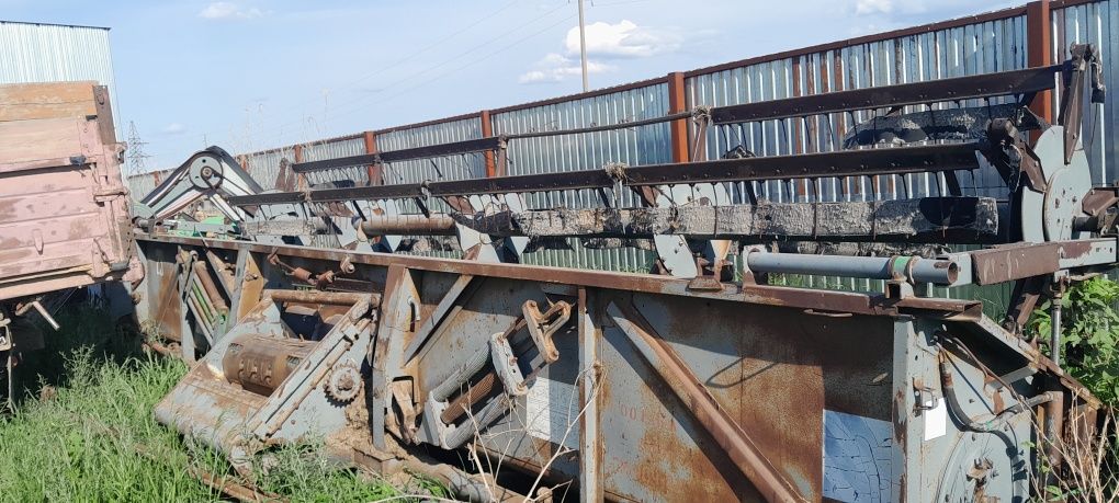Продам Вектор 410 в подарок 3 жатки и  второй вектор 410 на запчасти