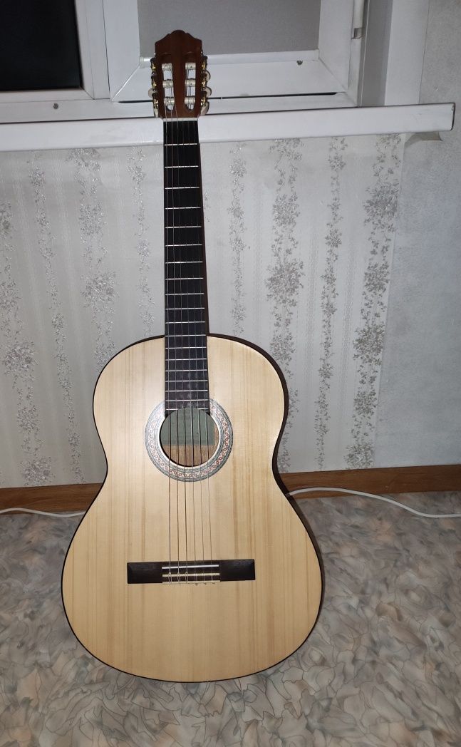Классическая гитара Yamaha C40 В комплекте идёт медиатор и каподастр