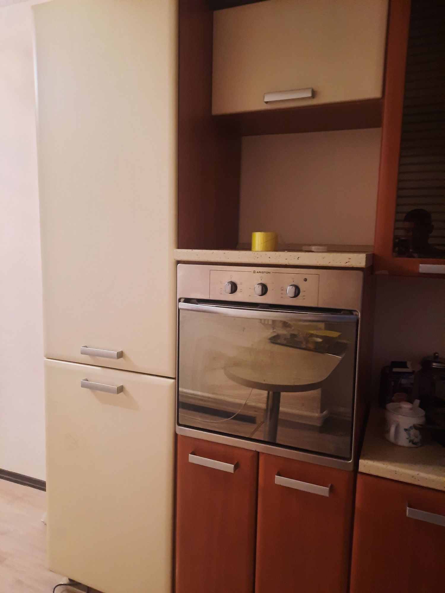 Продам Кухни гарнитур и стул и холодилник посуда мойка