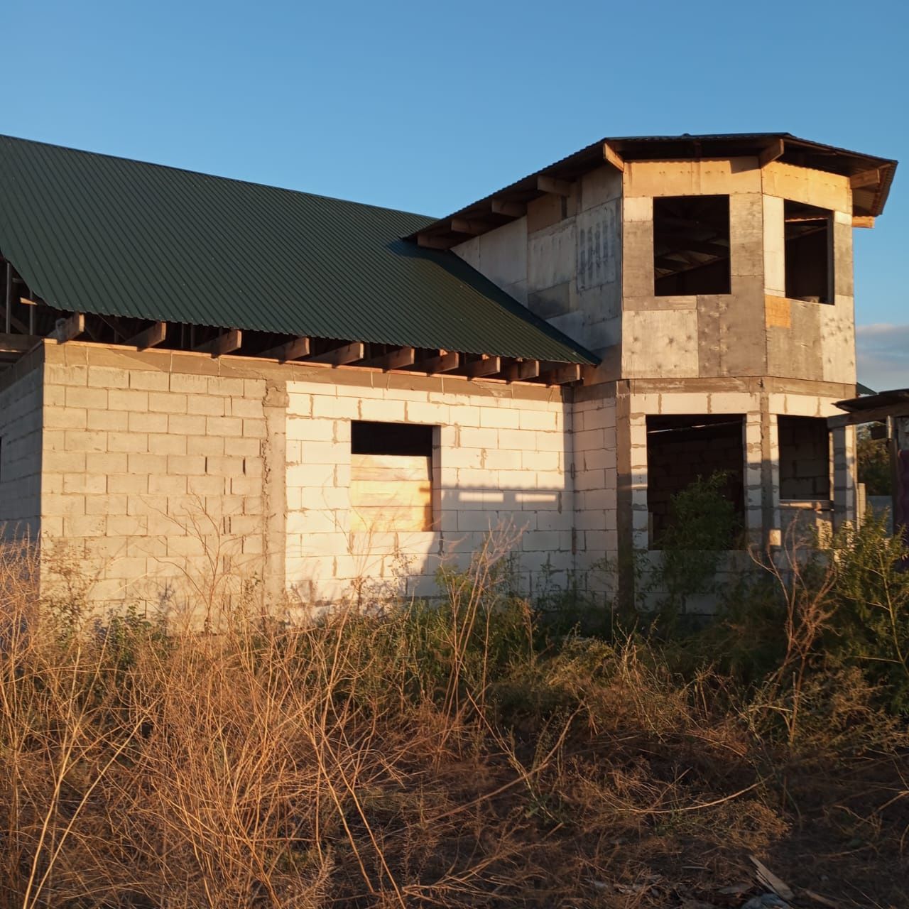 Продам дом 10 на 13 м. По главной трассе .  50 метров ! с.Караой