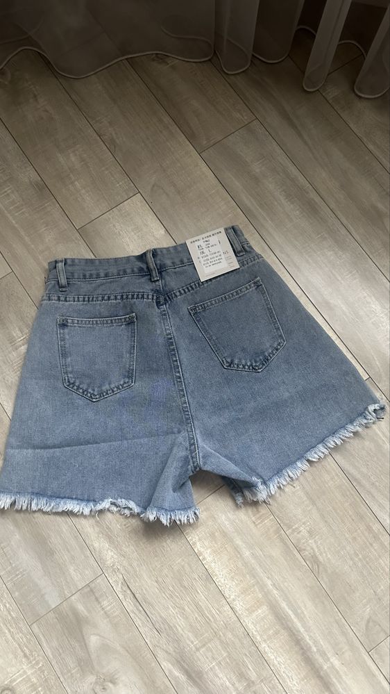 Продам новые джинсовые шорты
