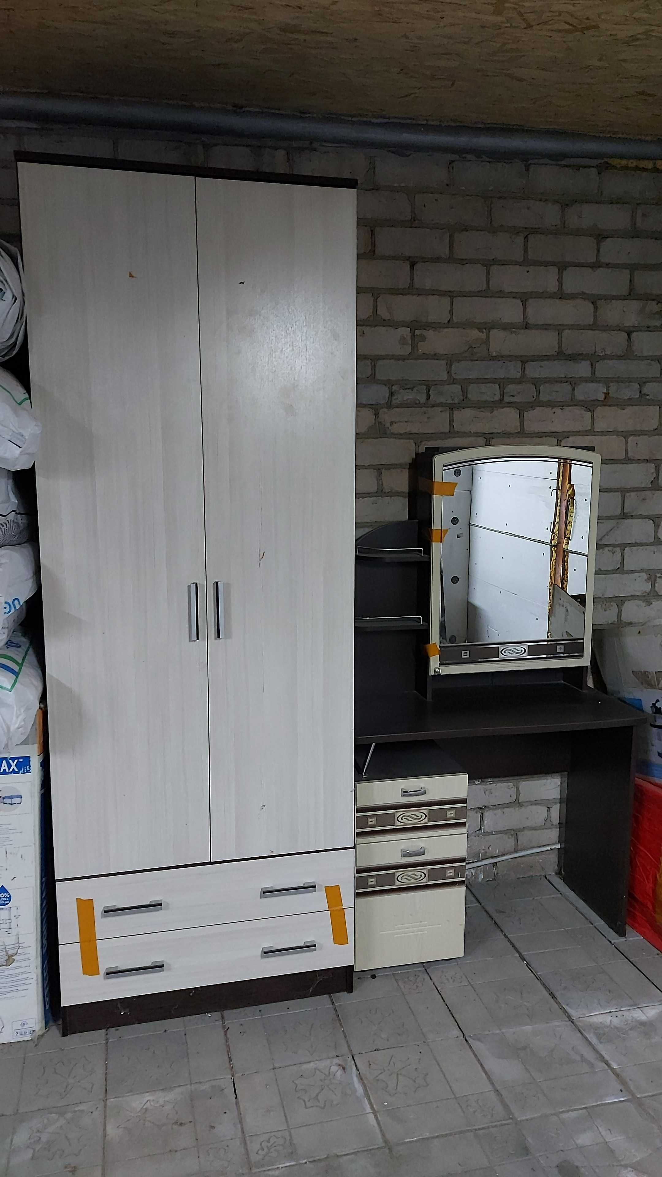 Продам трюмо для спальни белое и кофе с молоком