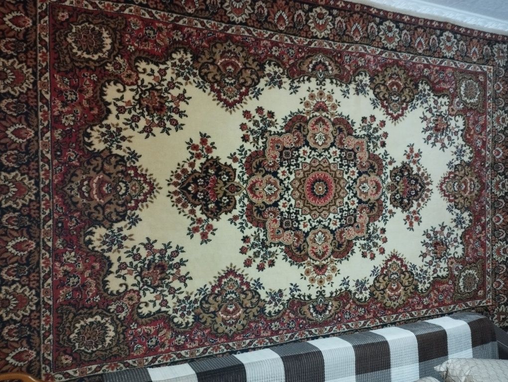 Продам натуральный ковер,очень красивый.