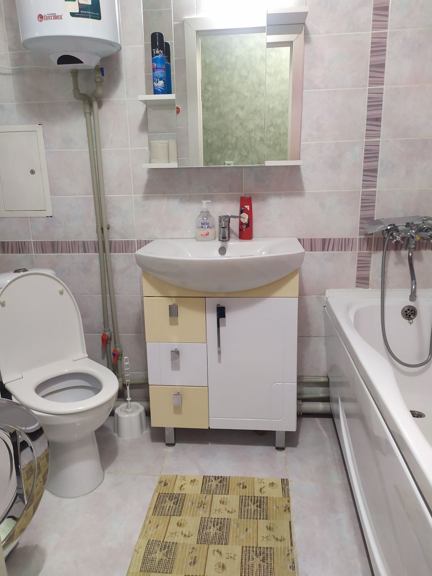 Сдается посуточно 1-кв,9 мкр,14 дом, 1этаж.12000