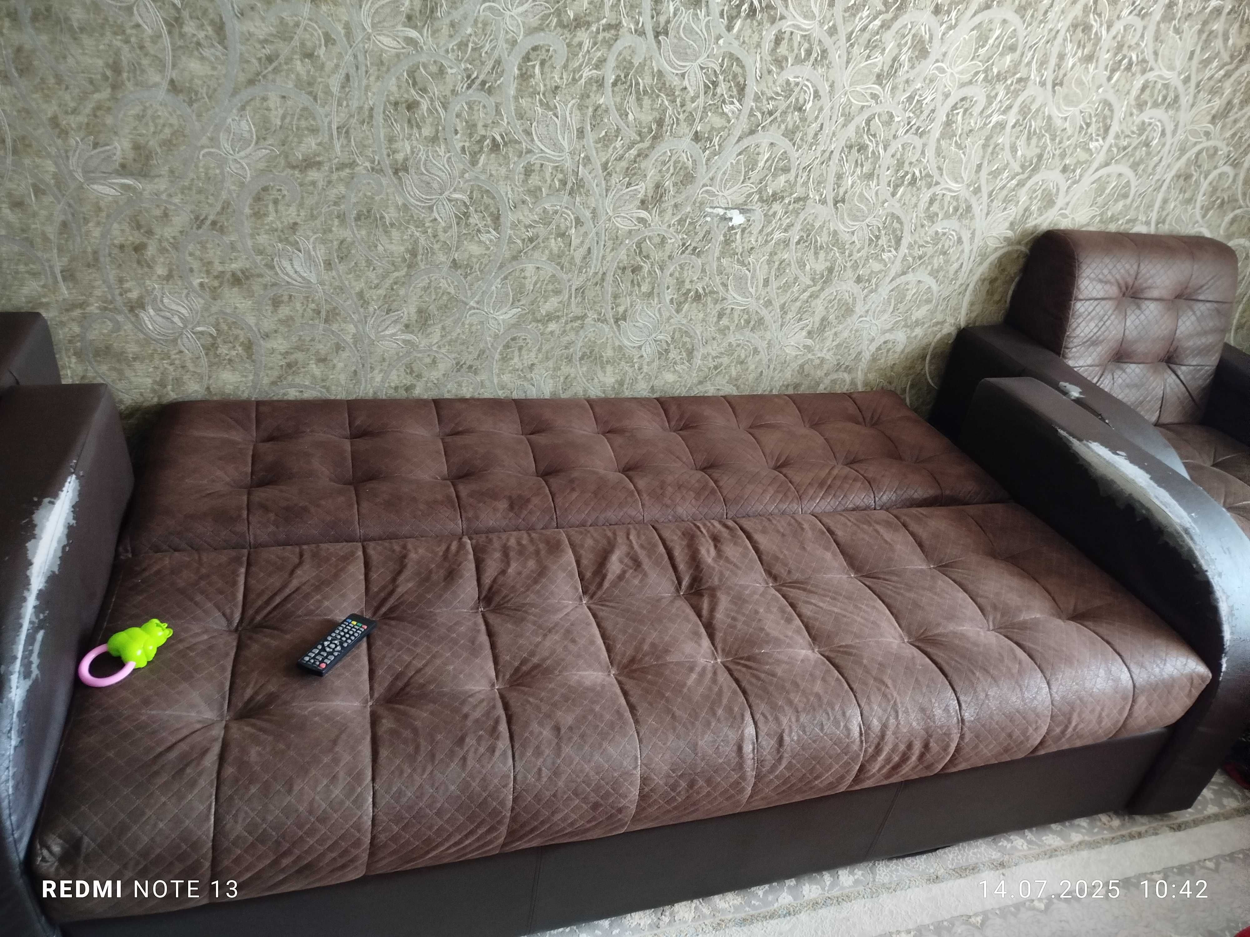 Диван с кресломен