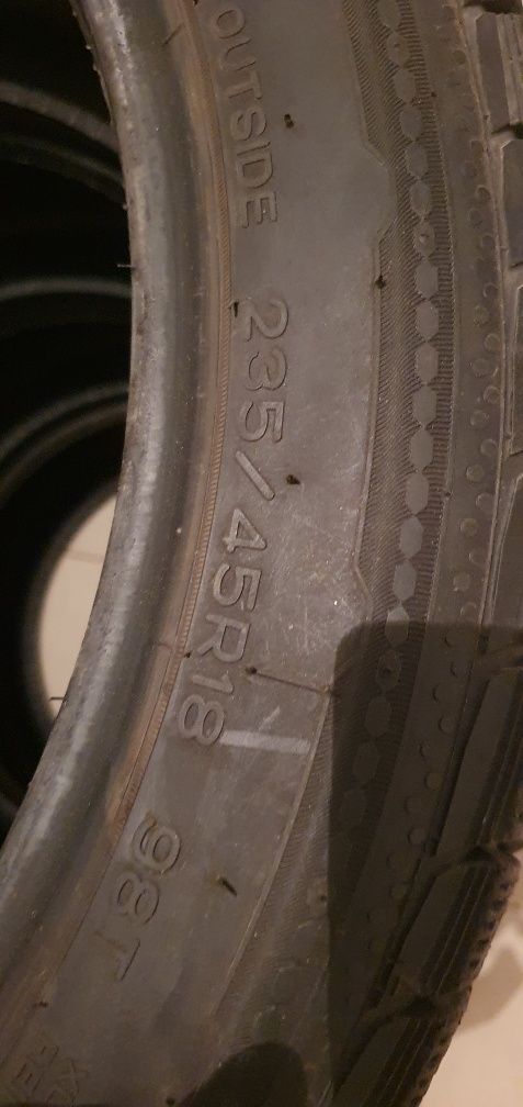 Продам зимние шины 235/45R18