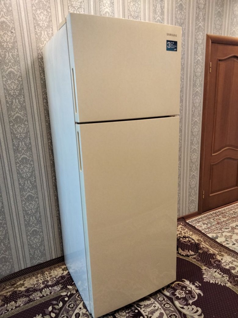 Продам объемный  Холодильник Самсунг чистый отлично работает и охлажда