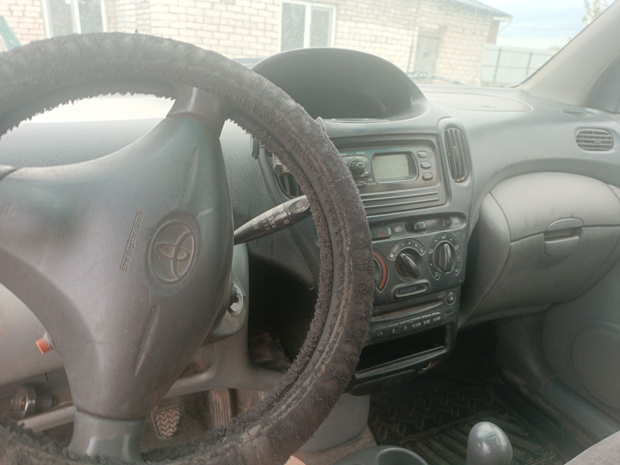 Toyota Yaris    .