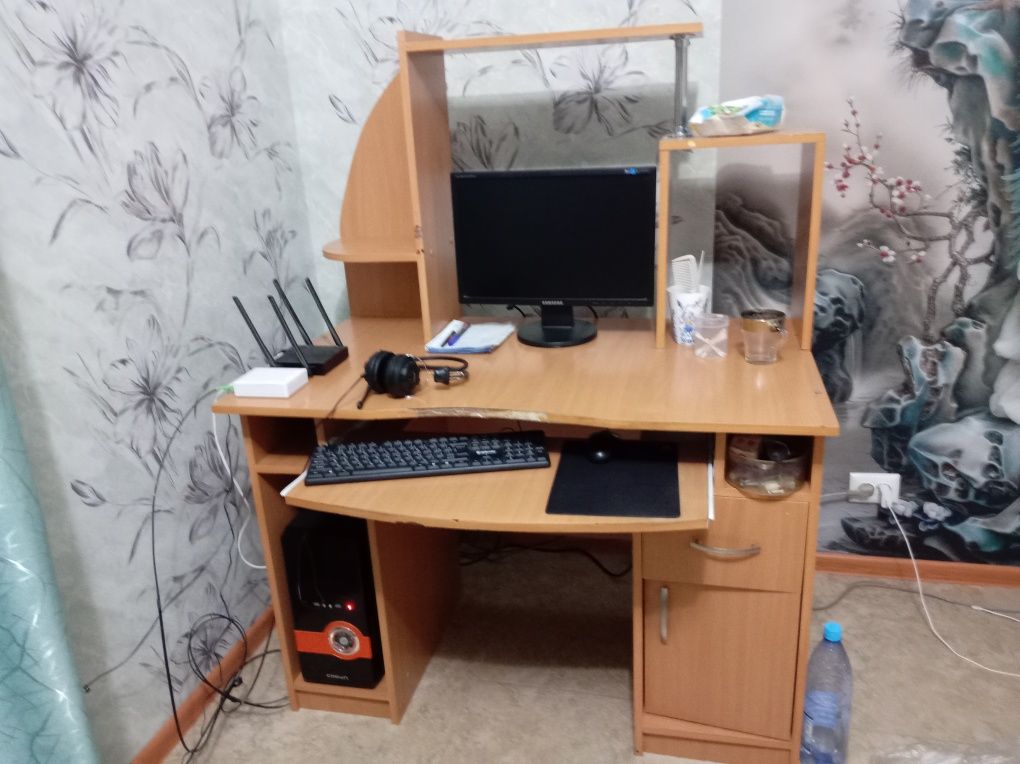 Компьютерный стол
