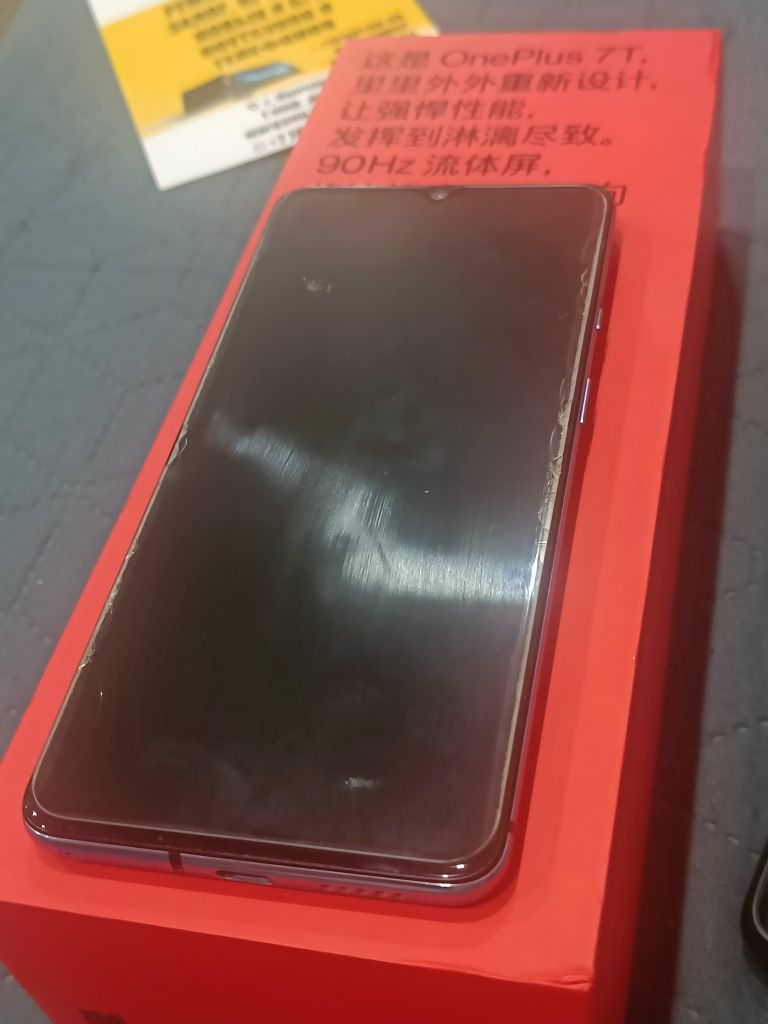 Продам смартфон oneplus 7t