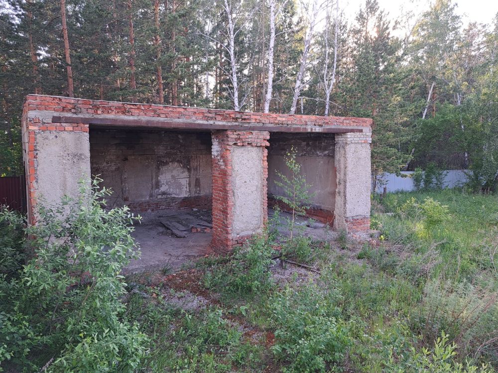 Продам земельный участок с недостроенный коттеджем.