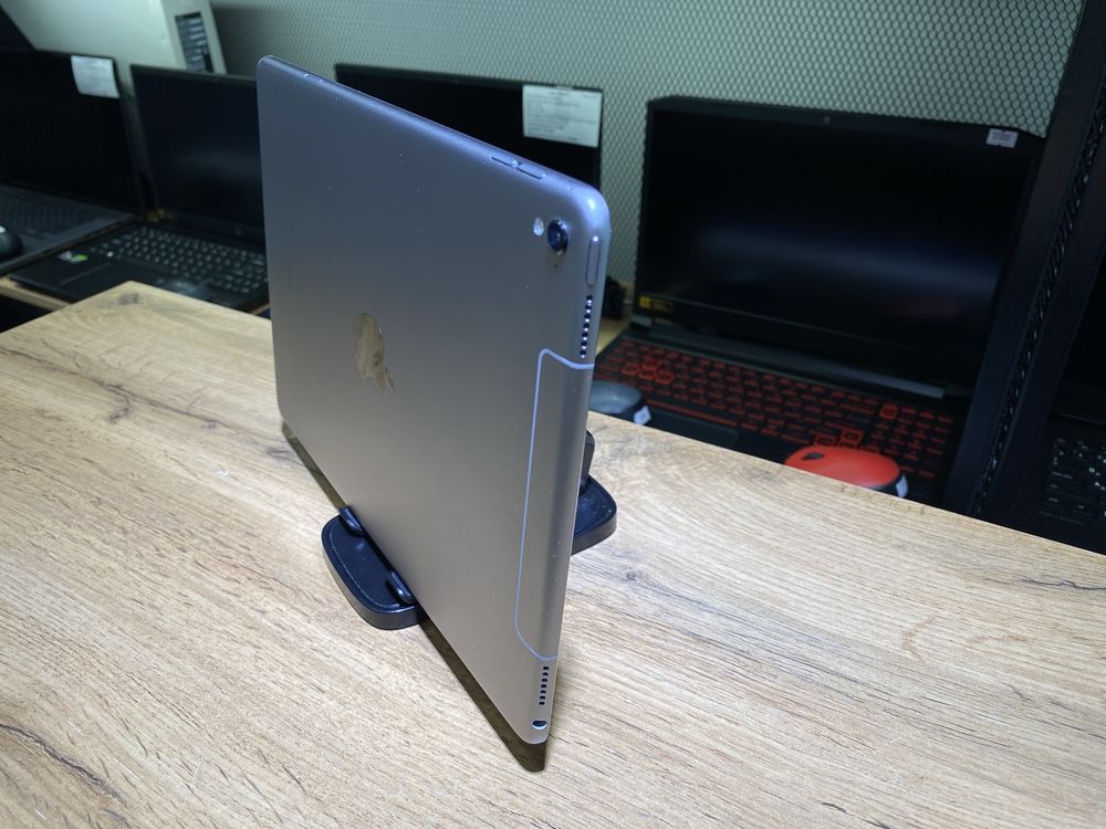 iPad Pro 9.7" 32 GB, Wi-Fi + Cellular, Touch ID, 10440/A10
