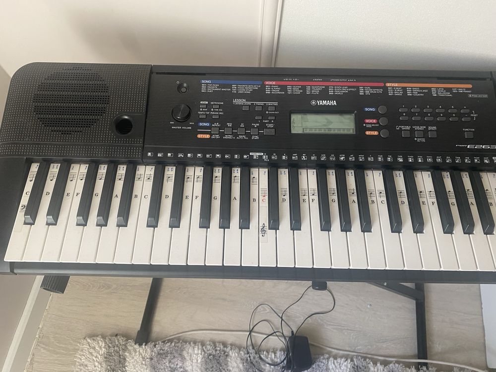 Продам синтезатор Yamaha PSR-E263