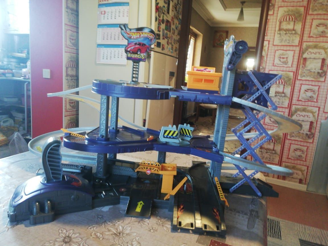 Продается парковка Hot Wheels