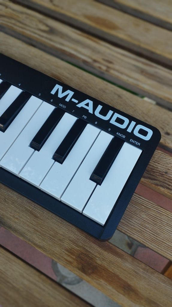Миди клавиатура M - AUDIO
