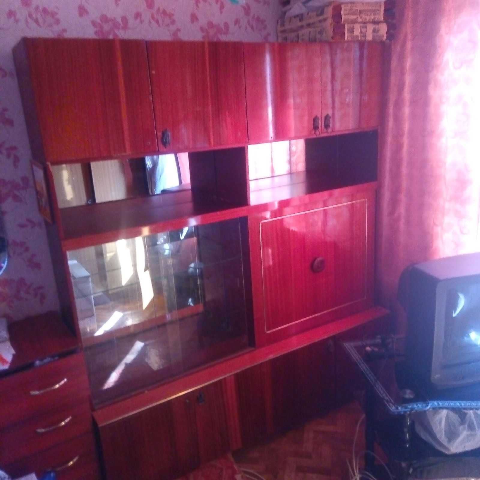 Сервант в хорошем состоянии