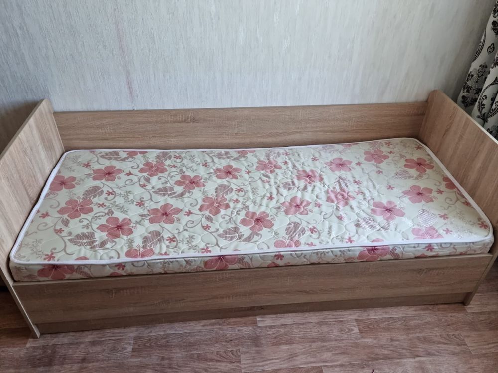 Две кровати с матрасом полуторки