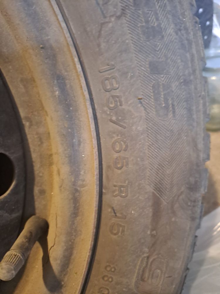 Продам 4 зимние шипованные шины.