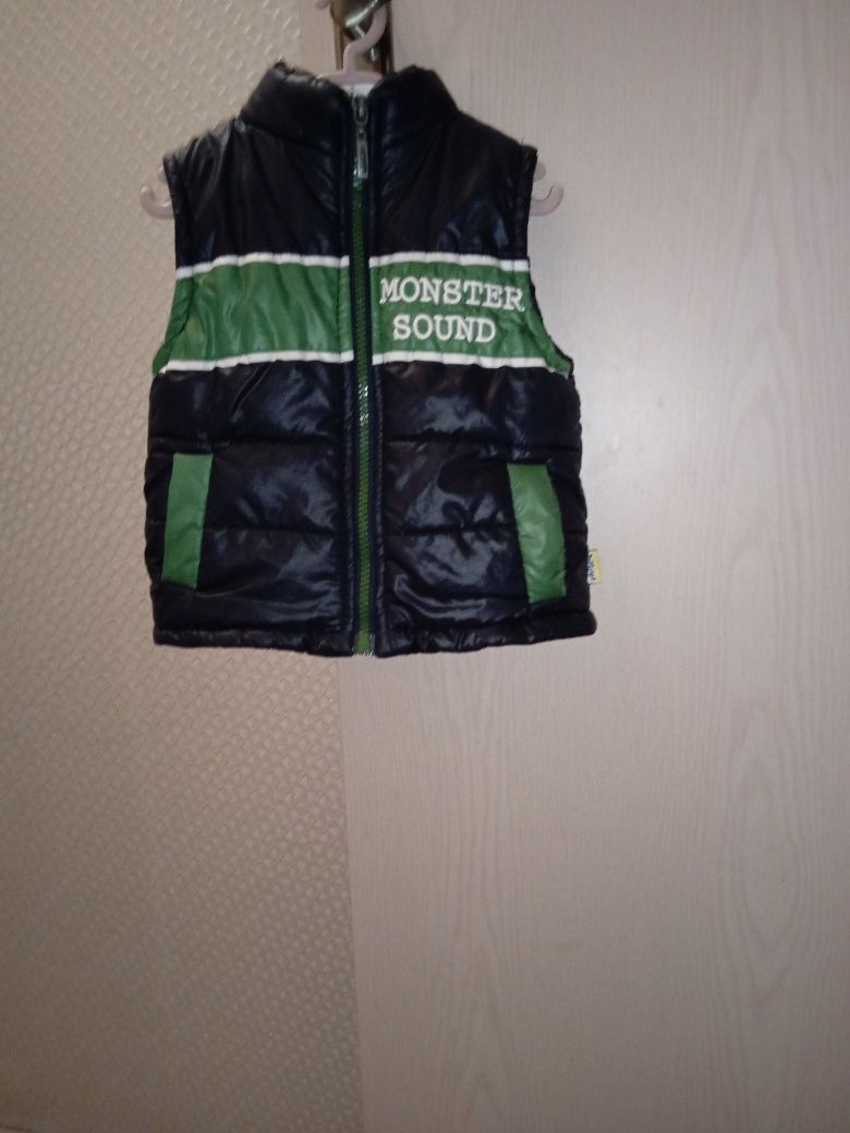 Продам яркие,детские жилетки-безрукавки-2 штуки.